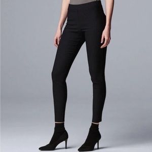 NWT Simply Vera Wang. M (10-12) W30 Skinny The Polished Twill Pant